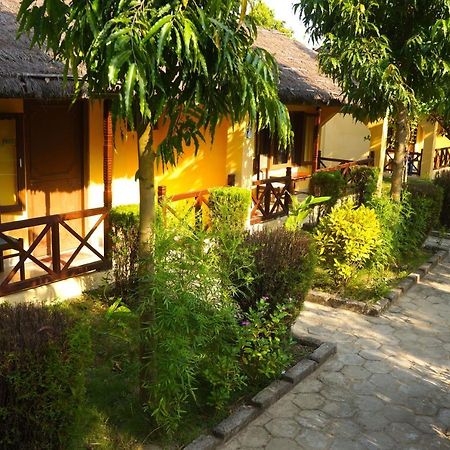 Mr. B'S Place Bardiya Exterior foto