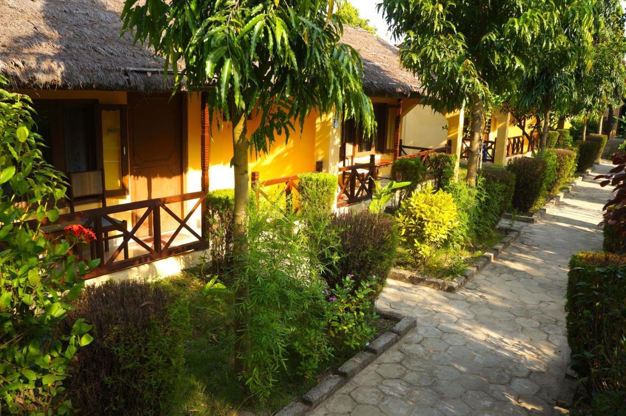 Mr. B'S Place Bardiya Exterior foto